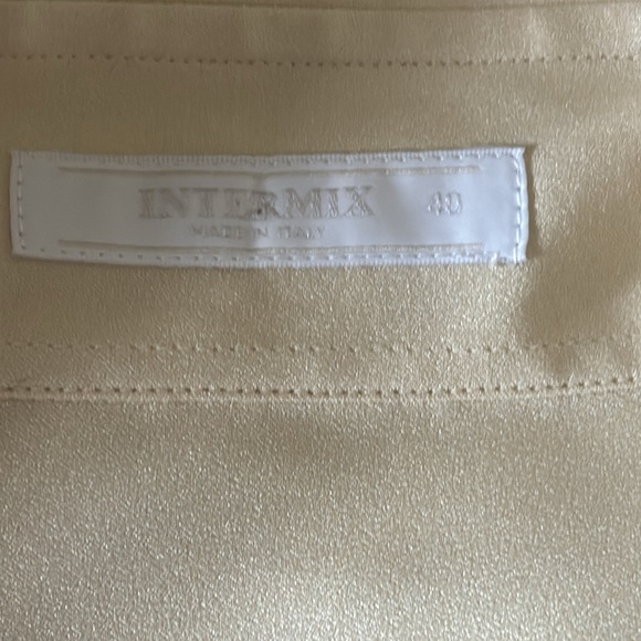 Off white Silk & Lycra wide collar blouse - Picture 3 of 3